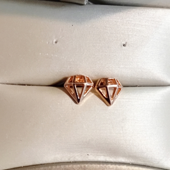 unbranded Jewelry - Gold Toned Diamond-Shaped Stud Earrings